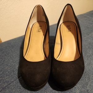 Velvet black pumps